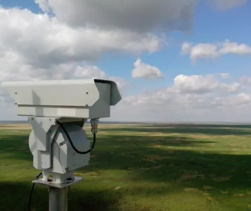 【草原防火新利器】3公里激光夜視監(jiān)控?cái)z像機(jī)，精準(zhǔn)定位火災(zāi)經(jīng)緯度